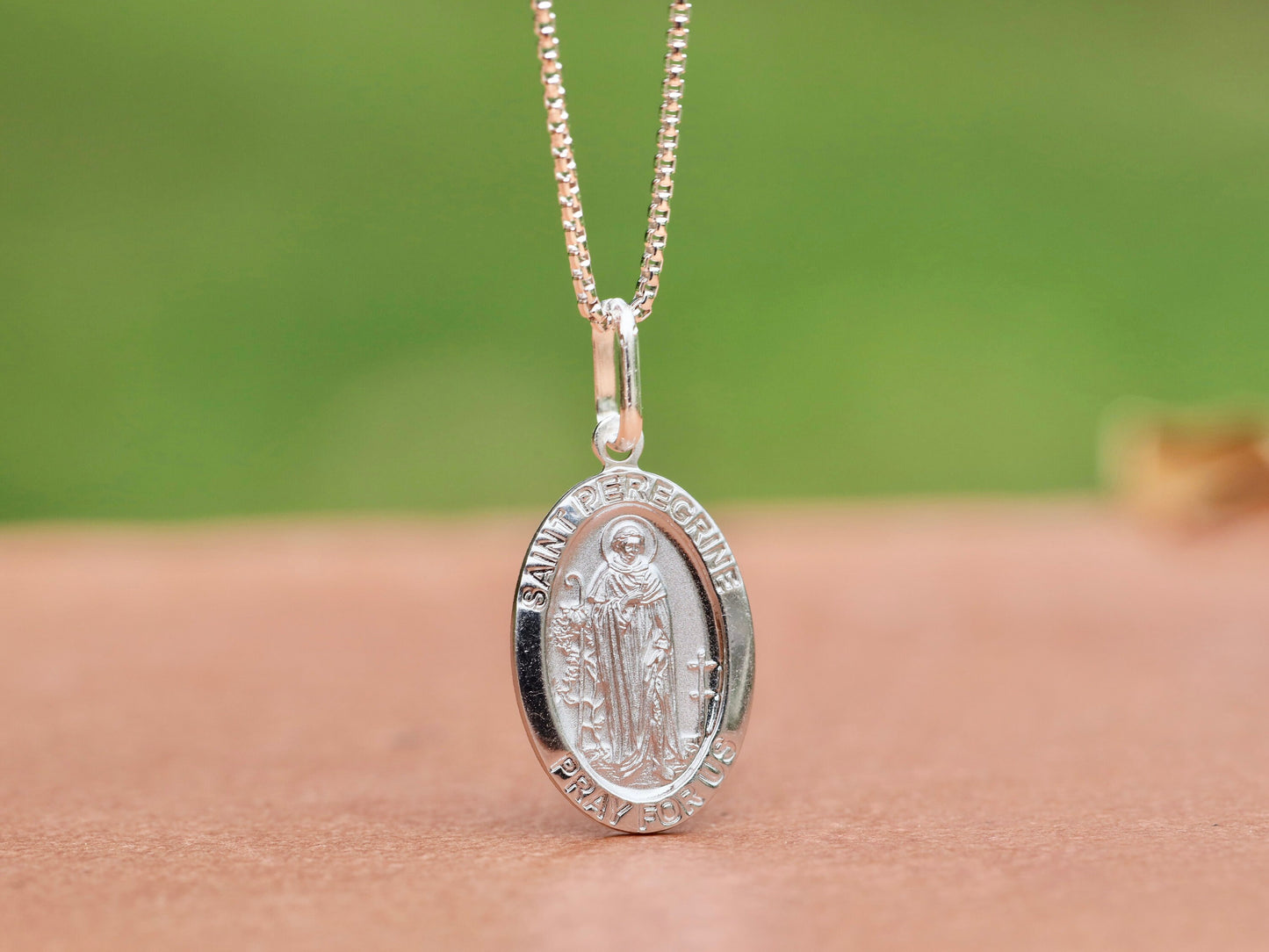 Medalla Ovalada de San Peregrino - Protector del Cáncer - Colgante o collar unisex, colgante de plata de ley de San Peregrino,