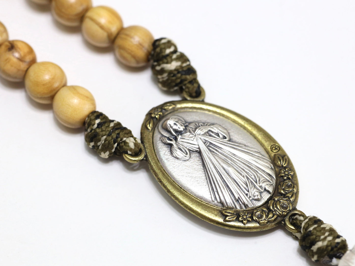 Rosario Parcord grande hecho a mano de madera de olivo con crucifijo de San Benito y medalla de la Divina Misericordia y medalla de la Reina de la Paz,