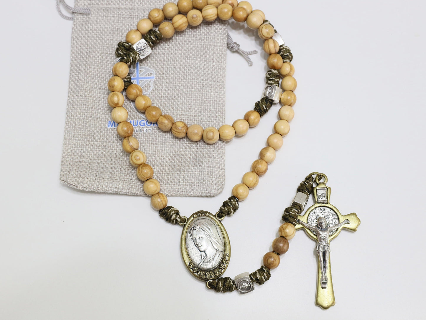 Rosario Parcord grande hecho a mano de madera de olivo con crucifijo de San Benito y medalla de la Divina Misericordia y medalla de la Reina de la Paz,