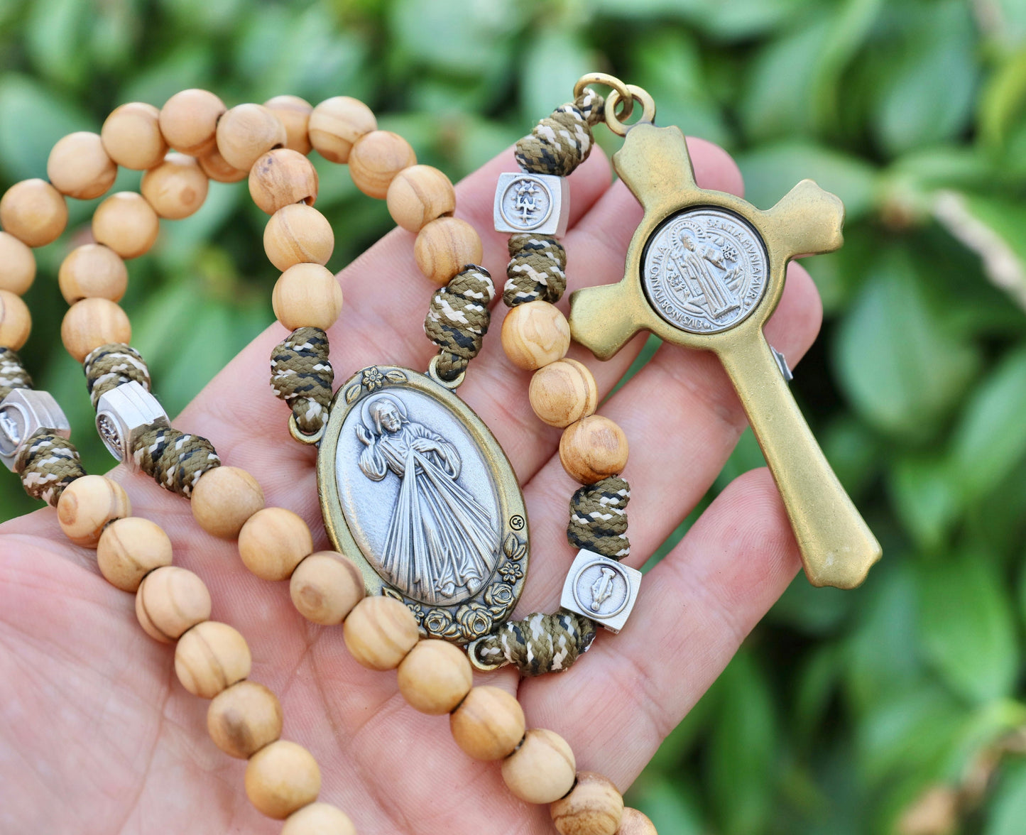 Rosario Parcord grande hecho a mano de madera de olivo con crucifijo de San Benito y medalla de la Divina Misericordia y medalla de la Reina de la Paz,