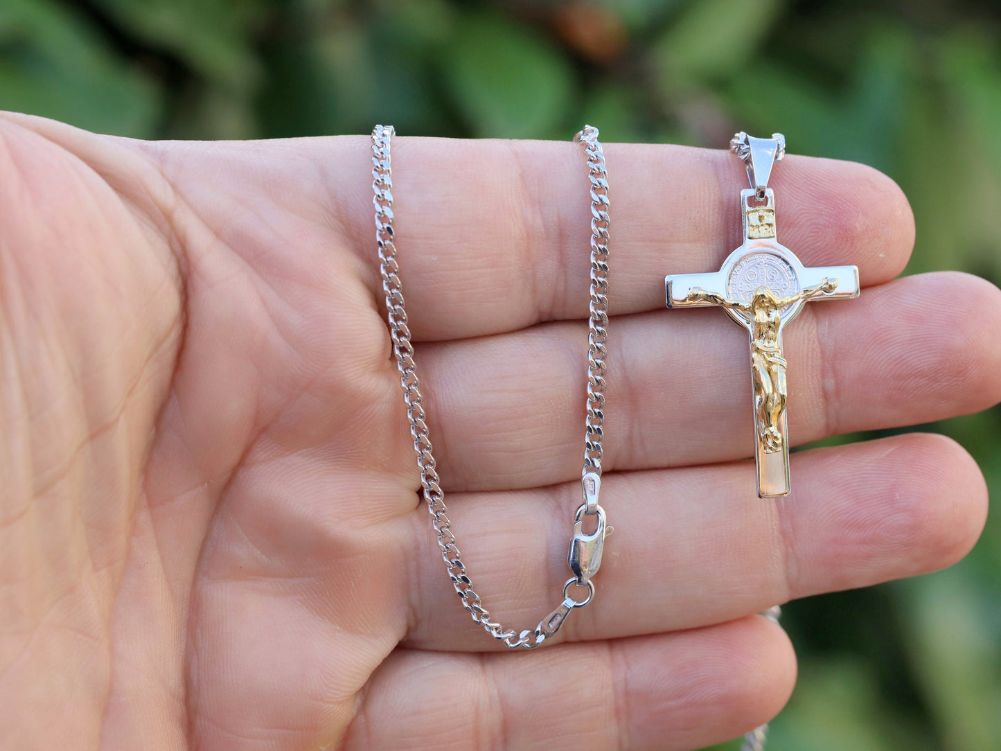 Impresionante collar de crucifijo de plata de ley 925: cruz de tamaño mediano con diseño de 3 partes, regalo perfecto para padre o hijo católico