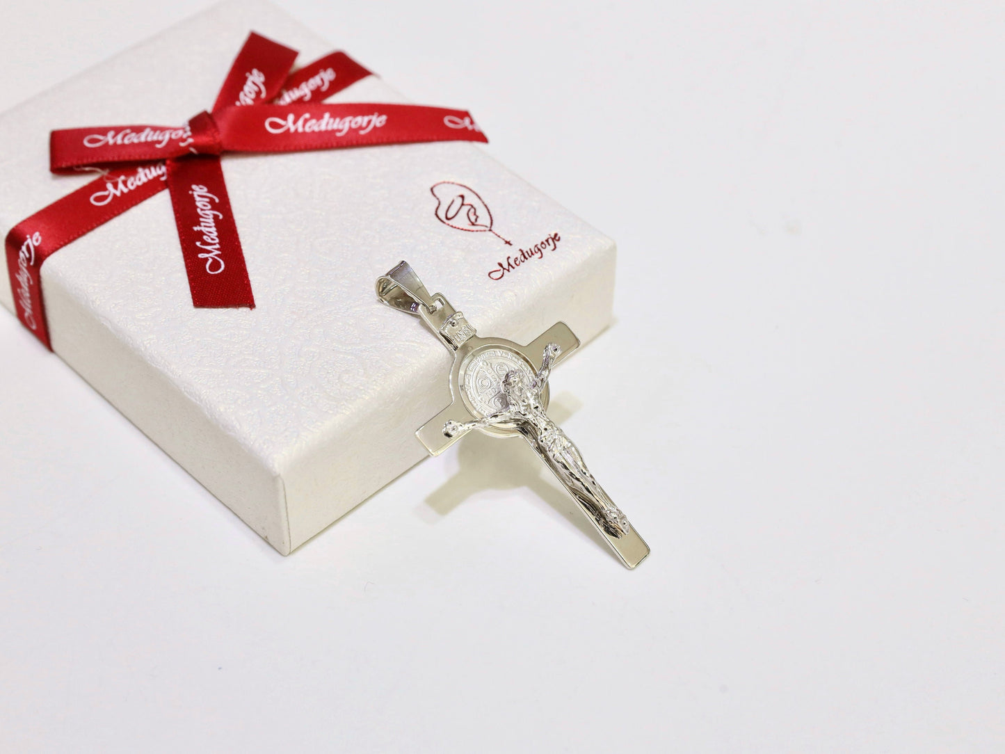Impresionante collar de crucifijo de plata de ley 925: cruz de tamaño mediano con diseño de 3 partes, regalo perfecto para padre o hijo católico