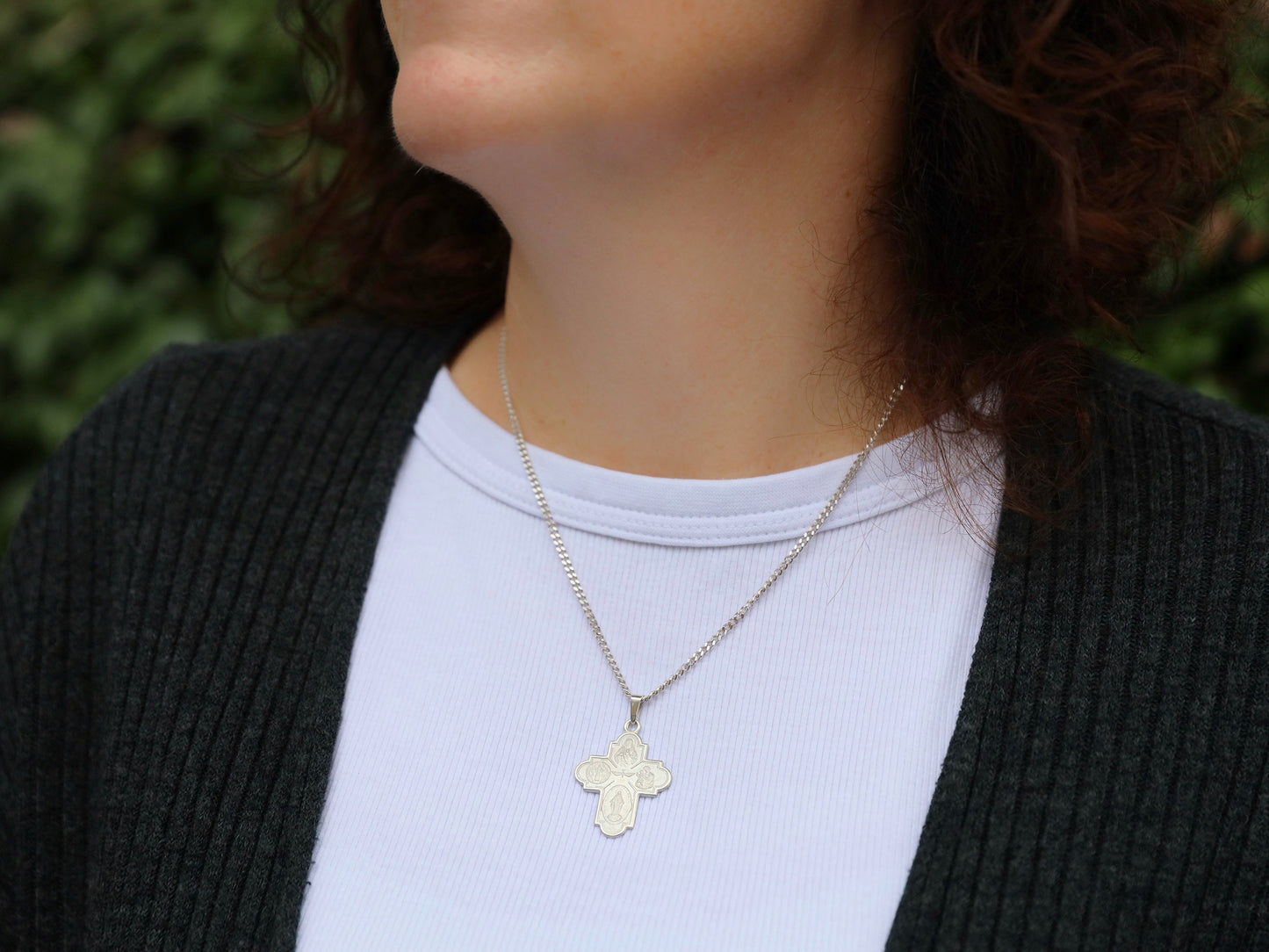 Cruz de 4 vías con múltiples santos | Plata de ley chapada en rodio | Joyería Devocional Católica