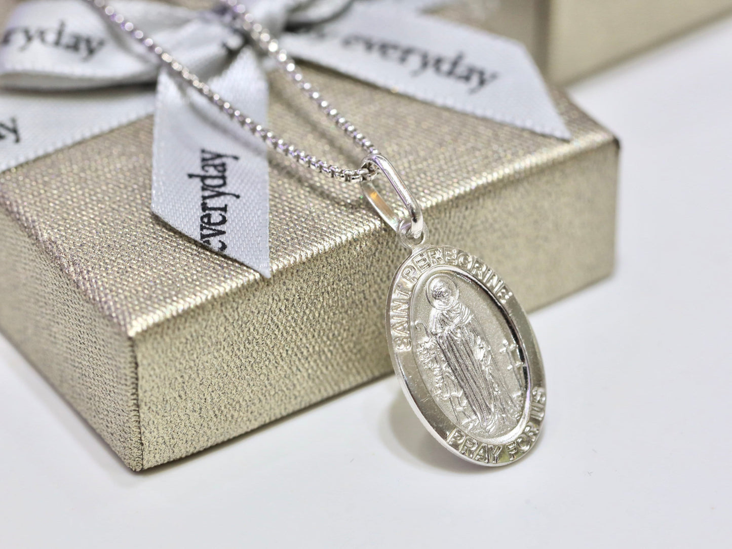 Medalla Ovalada de San Peregrino - Protector del Cáncer - Colgante o collar unisex, colgante de plata de ley de San Peregrino,