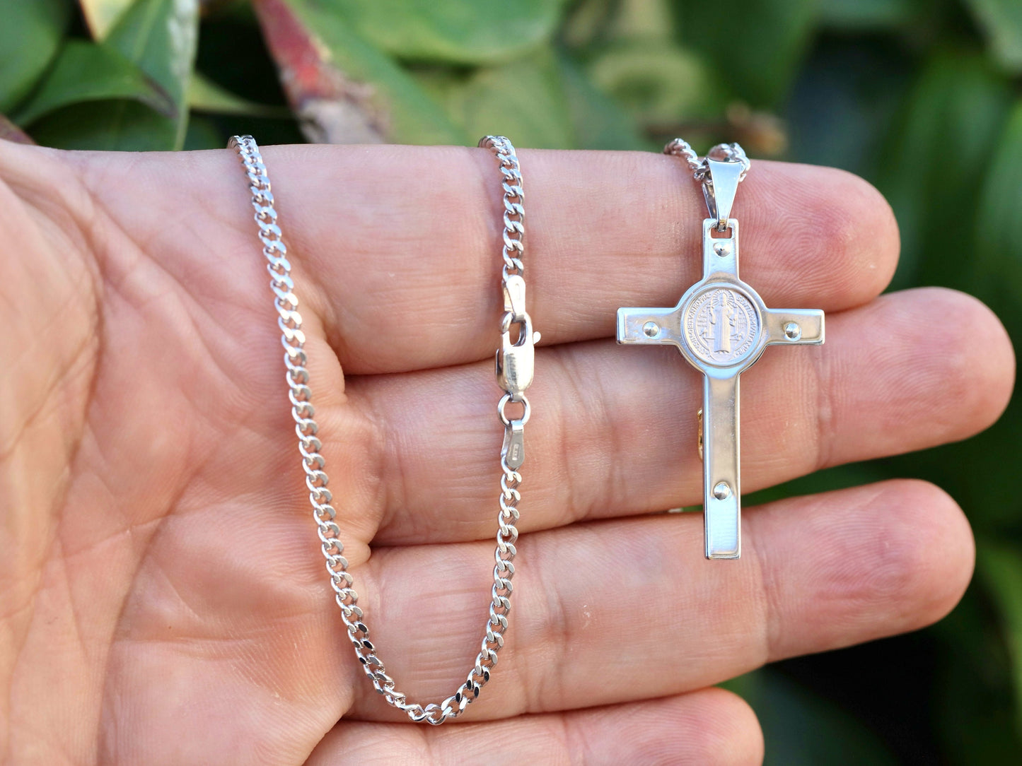 Impresionante collar de crucifijo de plata de ley 925: cruz de tamaño mediano con diseño de 3 partes, regalo perfecto para padre o hijo católico