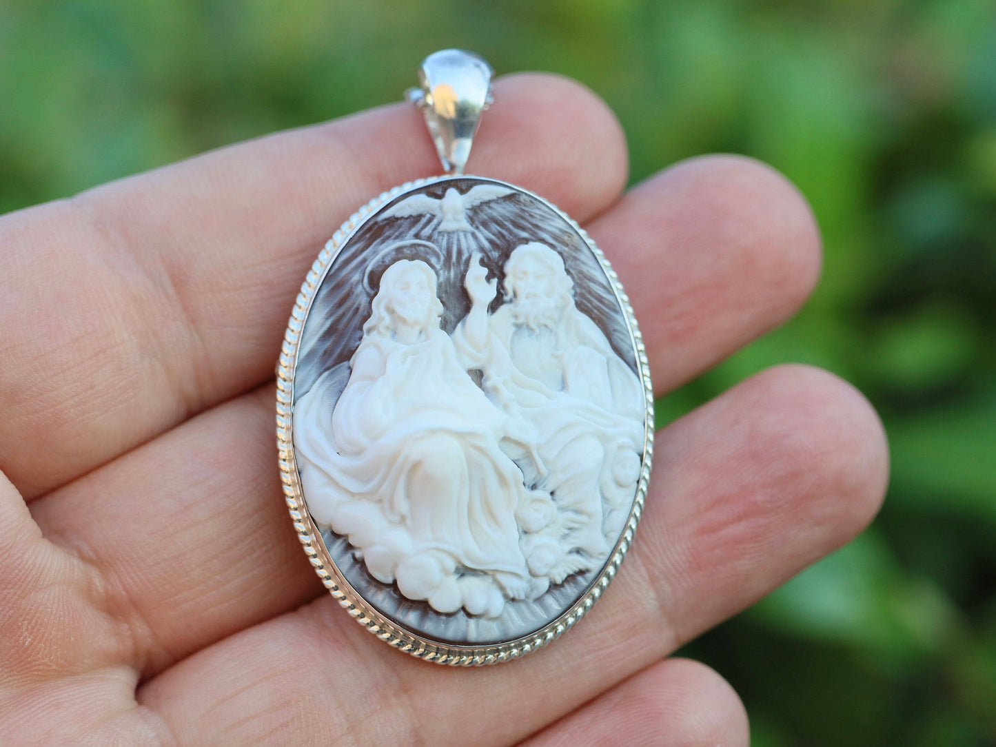 Medalla de la Santísima Trinidad, Padre Hijo y Espíritu Santo, medalla de cameo, medalla de cameo de concha, telar de cabello único para mujeres, regalo católico para aniversario