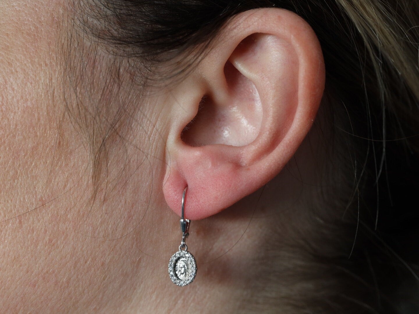 Pendientes Medjugorje, pendientes Reina de la Paz, pendientes Virgen María plata de ley 925, pendientes en miniatura para mujer, minimalistas