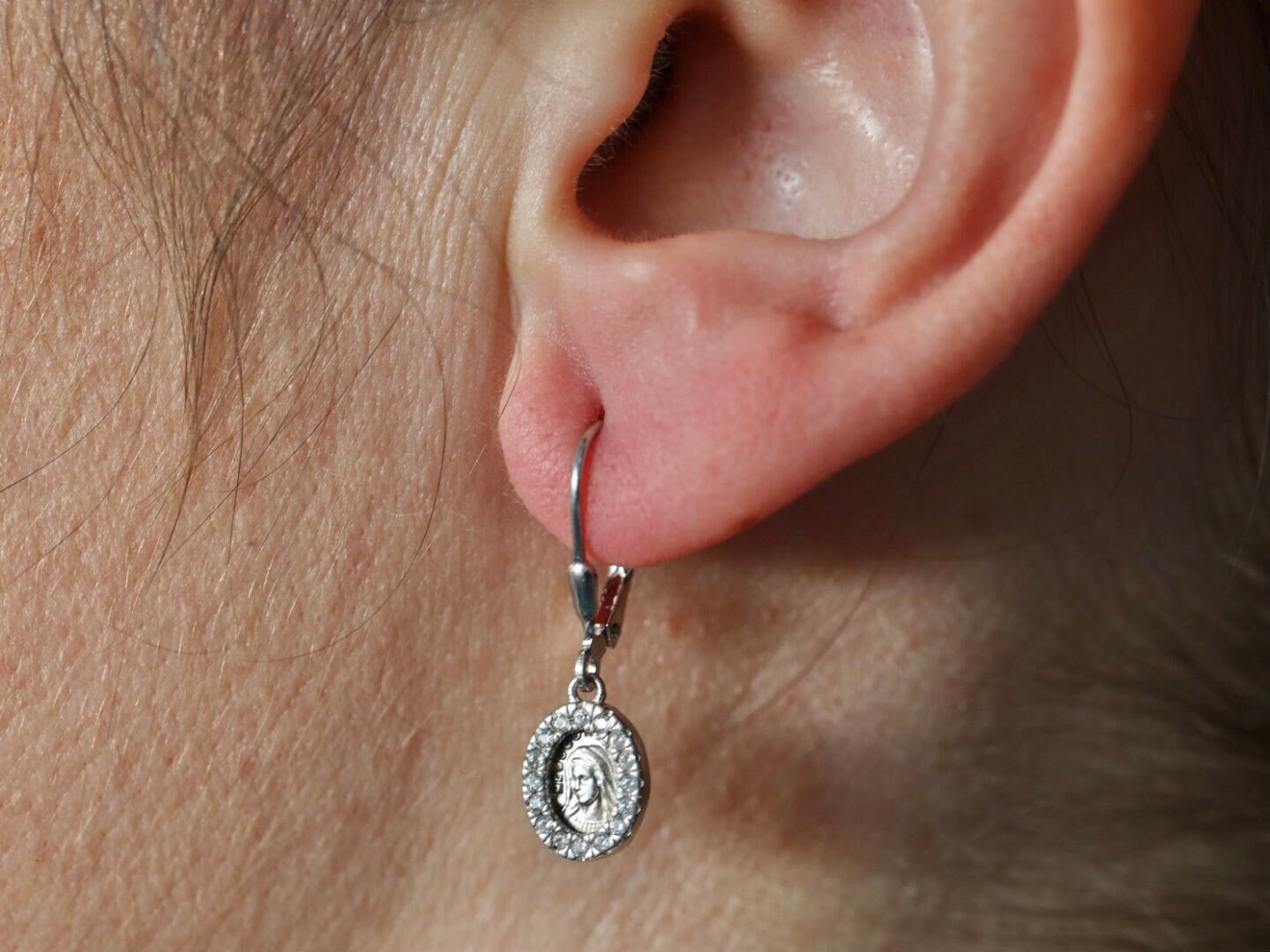 Pendientes Medjugorje, pendientes Reina de la Paz, pendientes Virgen María plata de ley 925, pendientes en miniatura para mujer, minimalistas