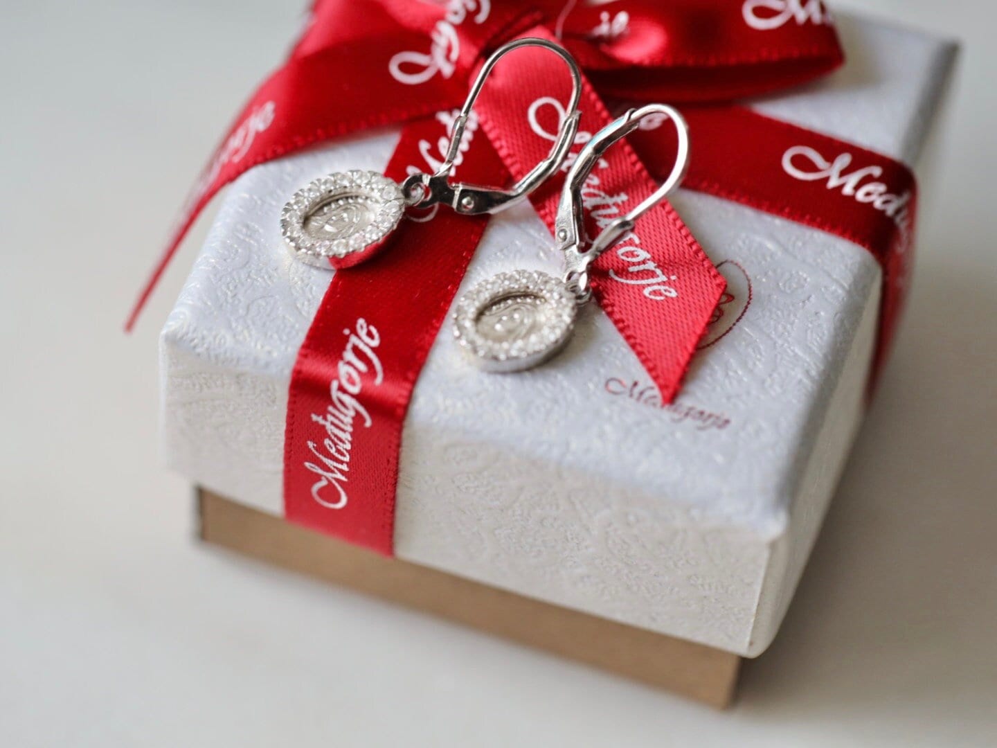 Pendientes Medjugorje, pendientes Reina de la Paz, pendientes Virgen María plata de ley 925, pendientes en miniatura para mujer, minimalistas