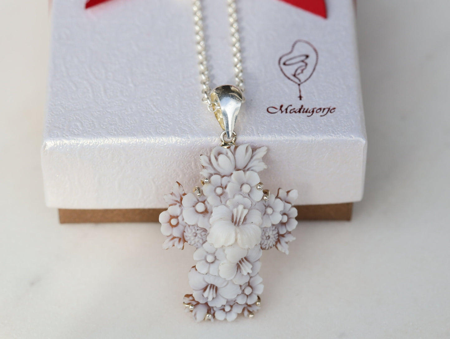 Colgante de cruz de cameo, colgante de cruz con rosas, colgante de cruz floral, collar de cameo italiano, camafeo de plata de ley, cruz de cameo de concha hecha a mano