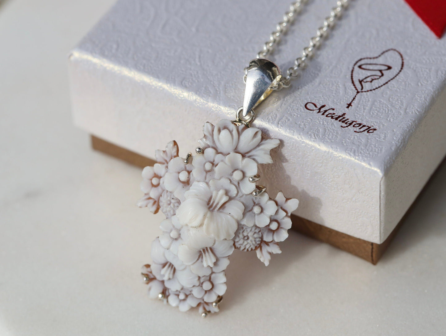 Colgante de cruz de cameo, colgante de cruz con rosas, colgante de cruz floral, collar de cameo italiano, camafeo de plata de ley, cruz de cameo de concha hecha a mano