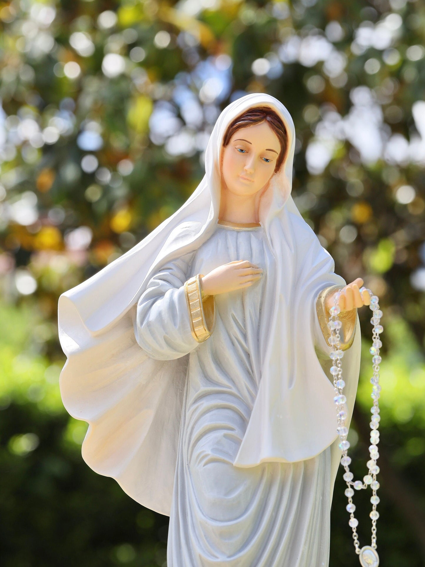 Estatua de Medjugorje, estatua de Nuestra Señora de Medjugorje de 22,5 pulgadas, estatua de polvo de mármol de la Reina de la Paz, estatua del altar del hogar de Nuestra Señora, estatua del jardín