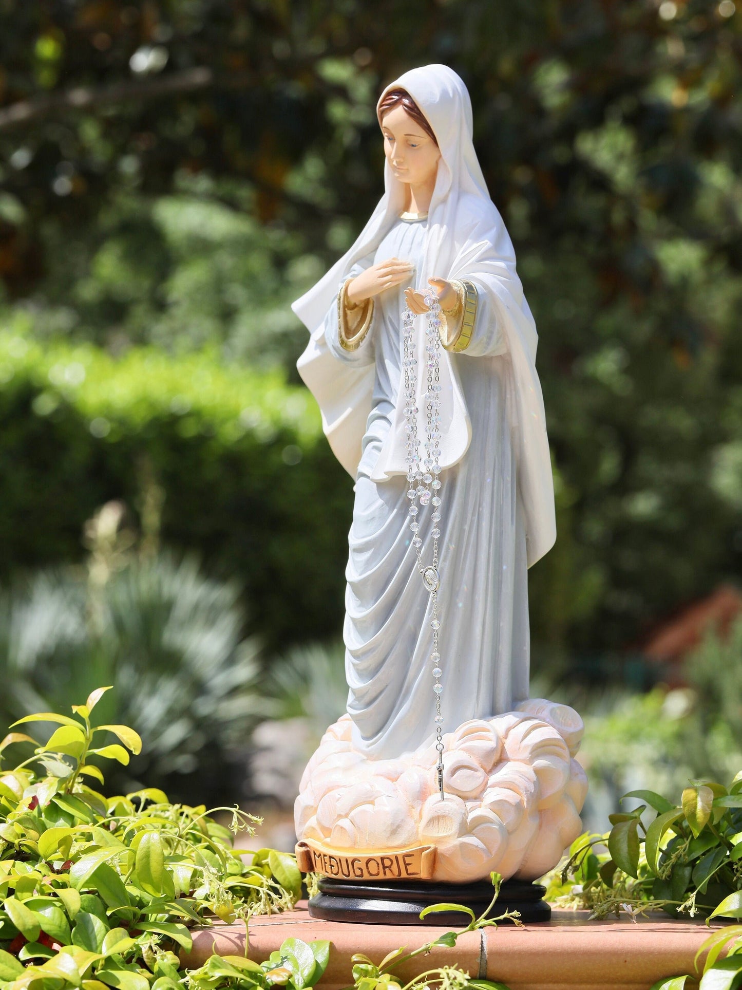 Estatua de Medjugorje, estatua de Nuestra Señora de Medjugorje de 22,5 pulgadas, estatua de polvo de mármol de la Reina de la Paz, estatua del altar del hogar de Nuestra Señora, estatua del jardín