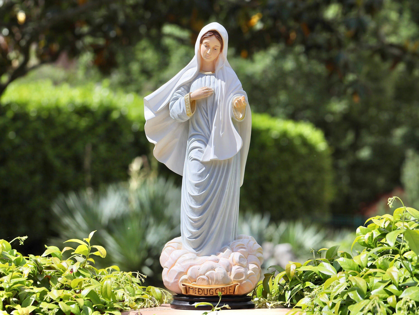Estatua de Medjugorje, estatua de Nuestra Señora de Medjugorje de 22,5 pulgadas, estatua de polvo de mármol de la Reina de la Paz, estatua del altar del hogar de Nuestra Señora, estatua del jardín