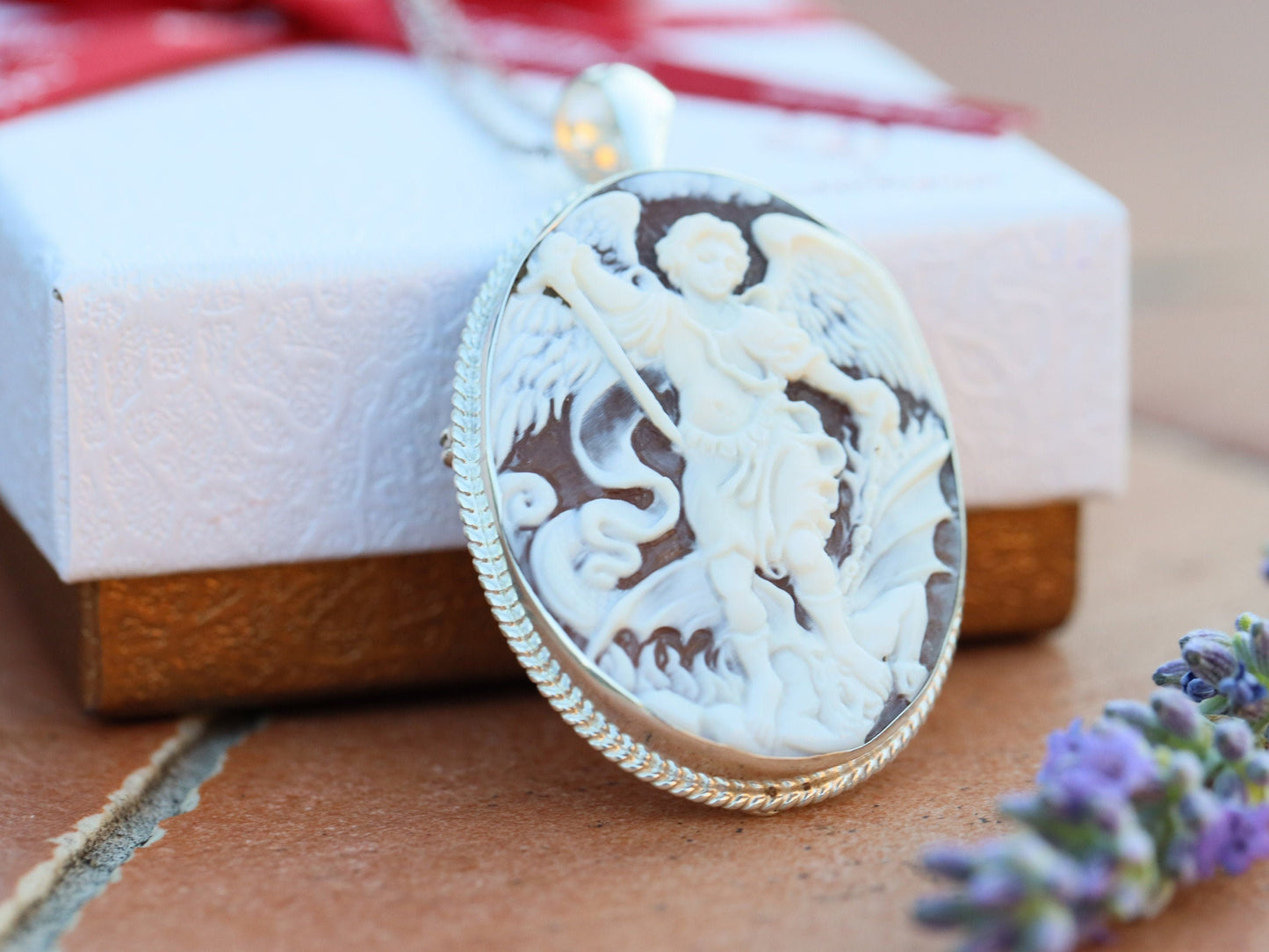 Medalla de San Miguel, Camafeo hecho a mano de San Miguel, Cameo hecho de concha, Cameo de plata de ley, colgante Cameo, medalla católica, regalo para mujeres