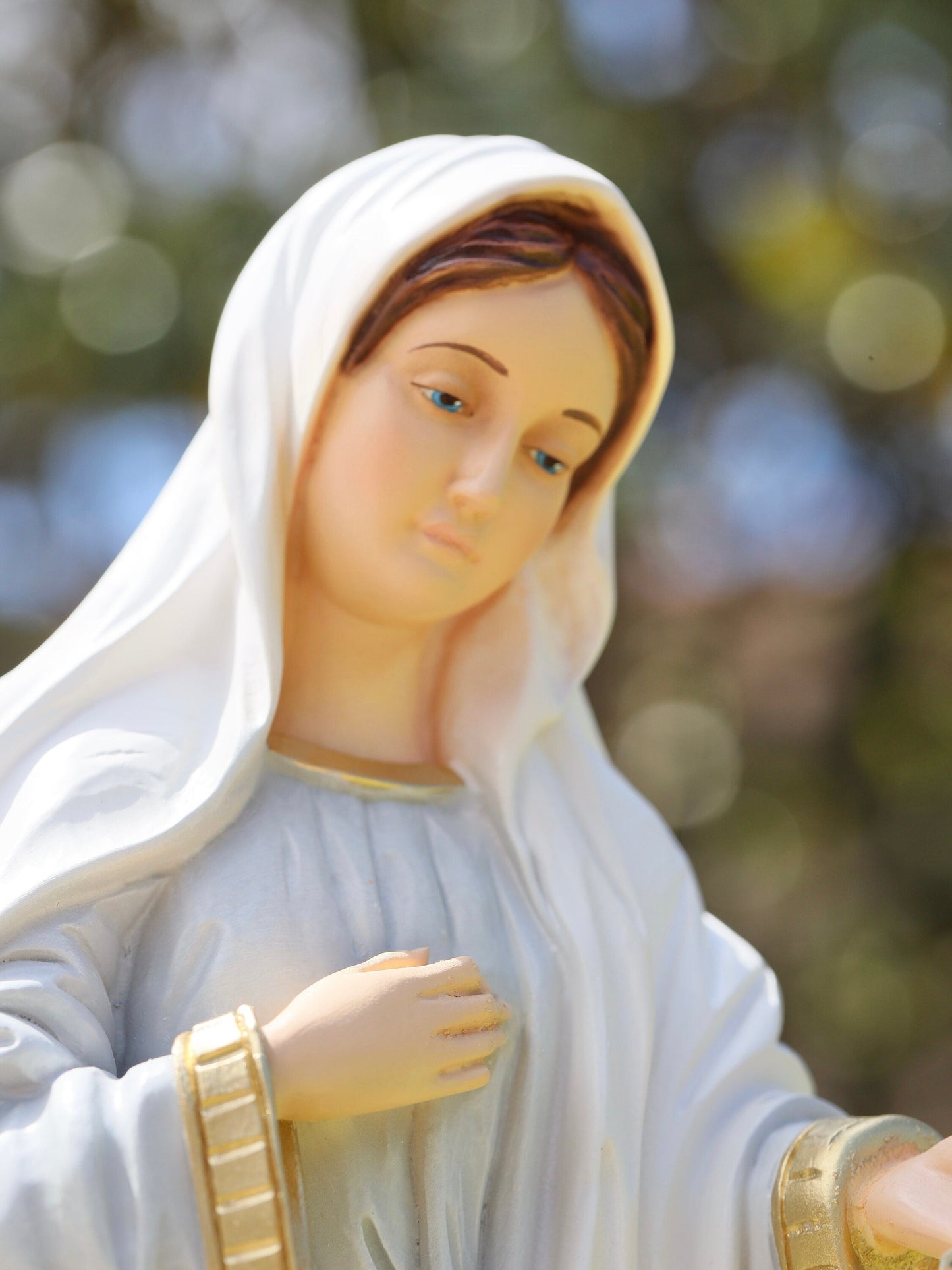 Estatua de Medjugorje, estatua de Nuestra Señora de Medjugorje de 22,5 pulgadas, estatua de polvo de mármol de la Reina de la Paz, estatua del altar del hogar de Nuestra Señora, estatua del jardín