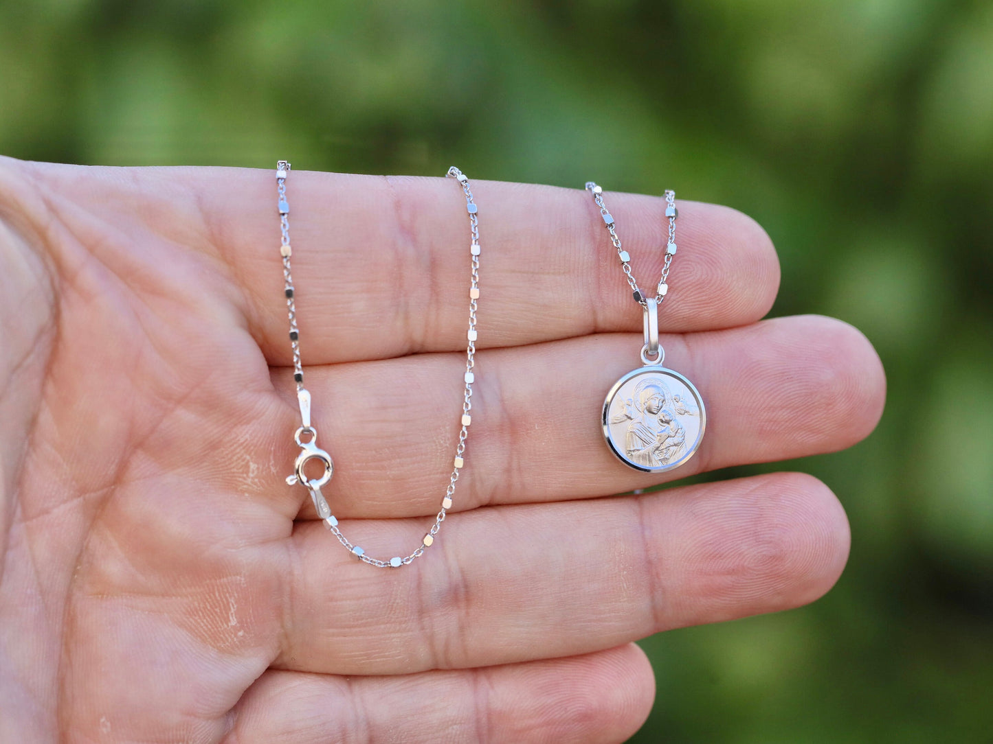 Medalla Redonda de Plata de Ley 925 de Nuestra Señora del Perpetuo Socorro - Diseño acuñado detallado