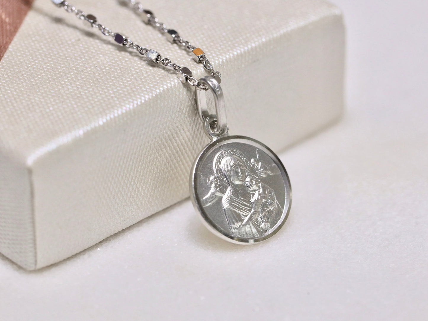 Medalla Redonda de Plata de Ley 925 de Nuestra Señora del Perpetuo Socorro - Diseño acuñado detallado