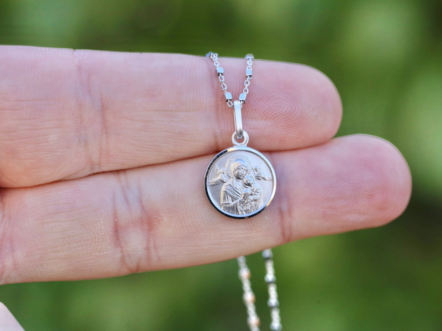 Medalla Redonda de Plata de Ley 925 de Nuestra Señora del Perpetuo Socorro - Diseño acuñado detallado