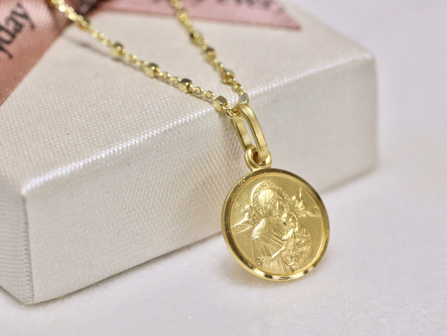 Medalla de Plata de Ley de Nuestra Señora del Perpetuo Socorro - Tamaño de 13 mm con longitudes de cadena opcionales disponibles, medalla de Nuestra Señora chapada en oro