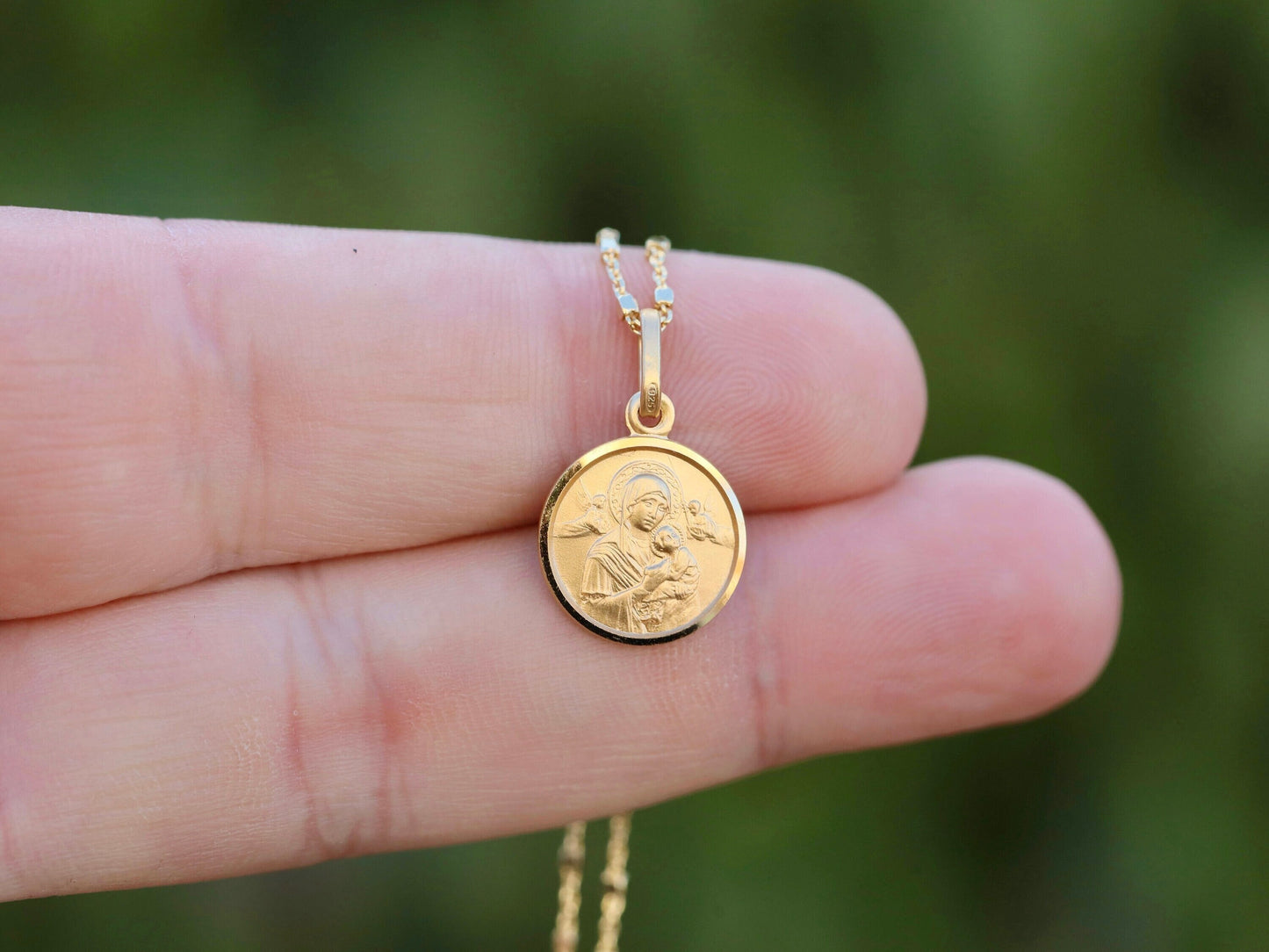 Medalla de Plata de Ley de Nuestra Señora del Perpetuo Socorro - Tamaño de 13 mm con longitudes de cadena opcionales disponibles, medalla de Nuestra Señora chapada en oro