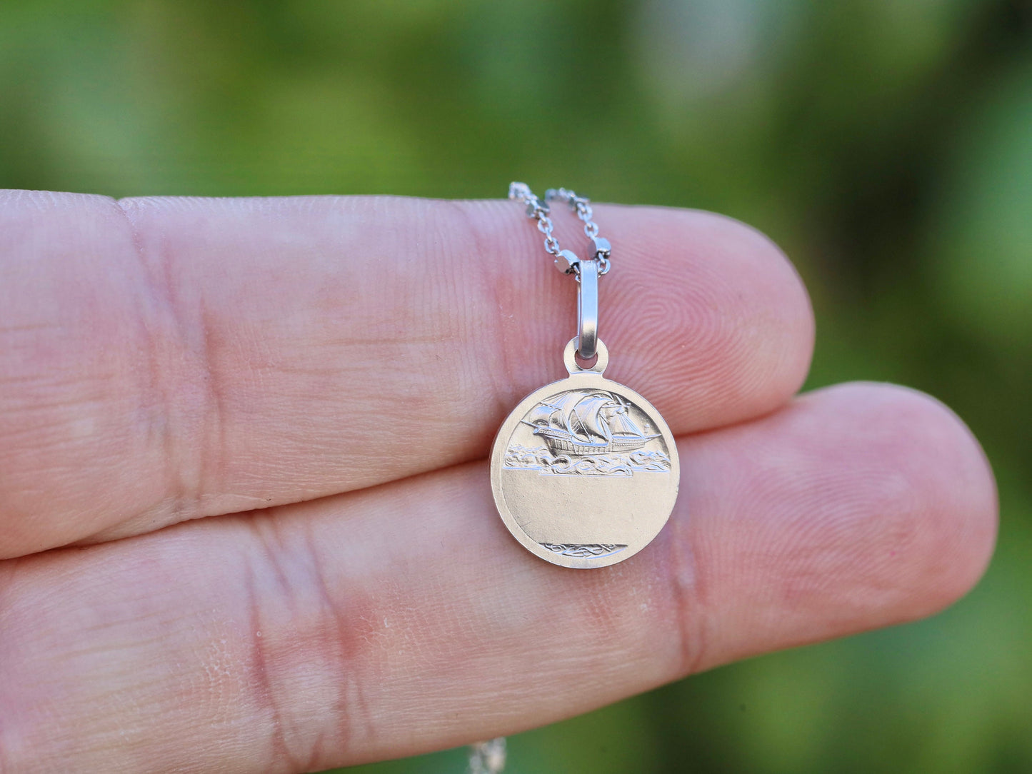 Elegante medalla de plata de ley 925 St. Georgie con textura satinada y bordes cortados en diamantes, medalla de santo católico, medalla acuñada de St Georgie