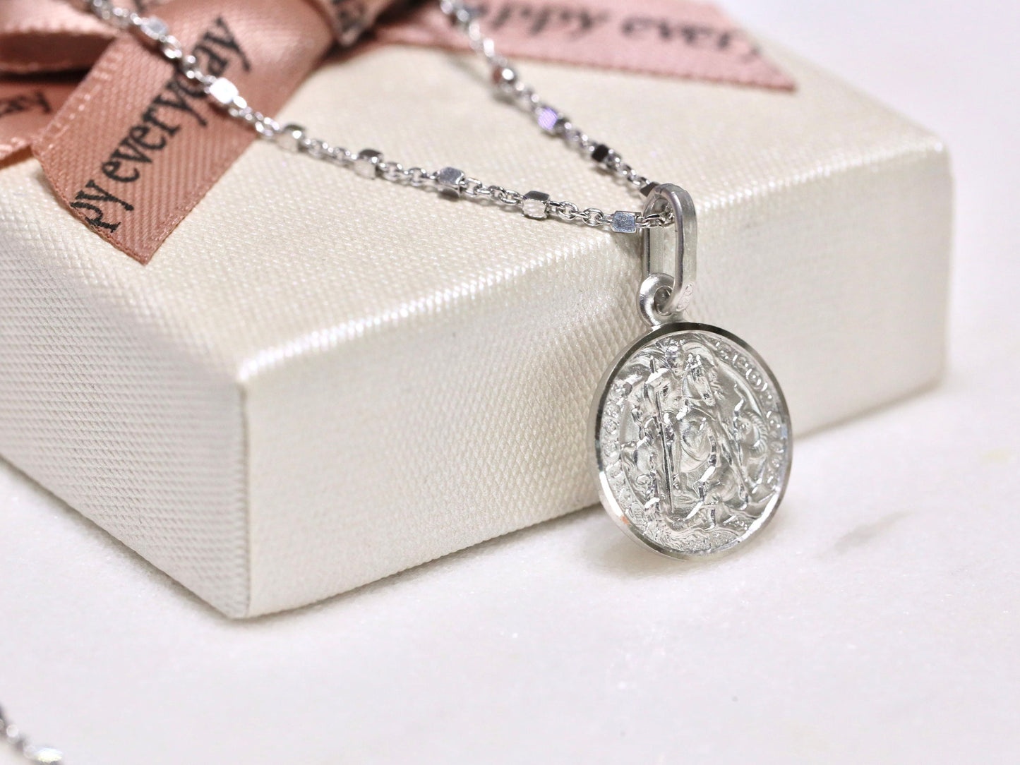Elegante medalla de plata de ley 925 St. Georgie con textura satinada y bordes cortados en diamantes, medalla de santo católico, medalla acuñada de St Georgie