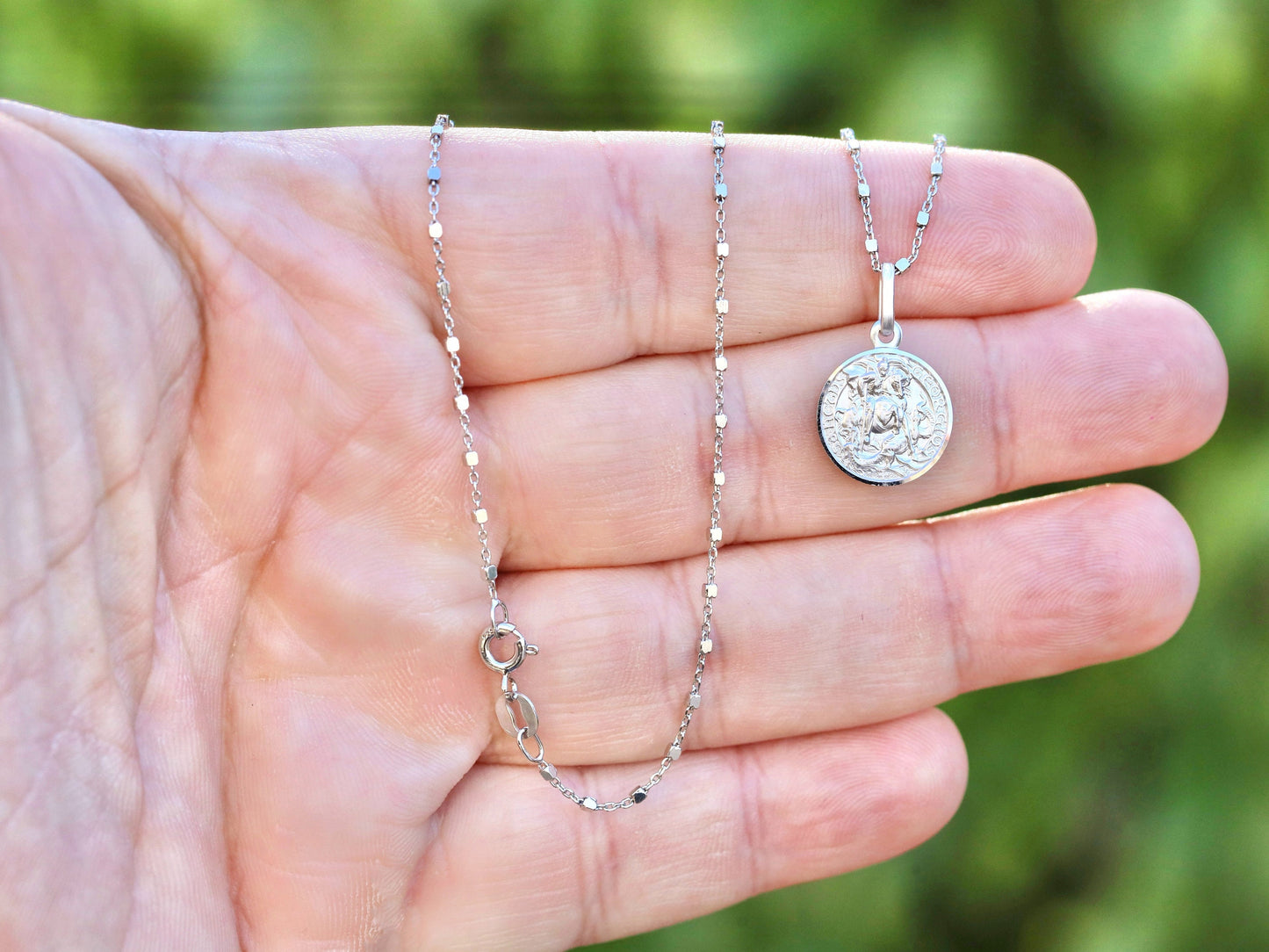 Elegante medalla de plata de ley 925 St. Georgie con textura satinada y bordes cortados en diamantes, medalla de santo católico, medalla acuñada de St Georgie