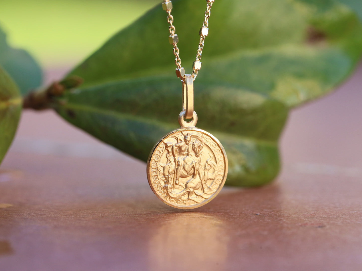 Colgante de plata de ley St Georgie de 13 mm, dije de St Georgie de tamaño mediano, colgante St Georgie chapado en oro de 18 kt