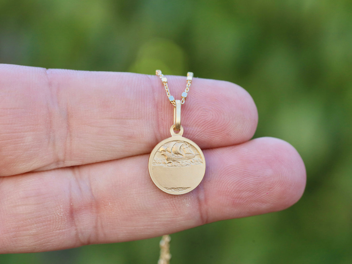 Colgante de plata de ley St Georgie de 13 mm, dije de St Georgie de tamaño mediano, colgante St Georgie chapado en oro de 18 kt