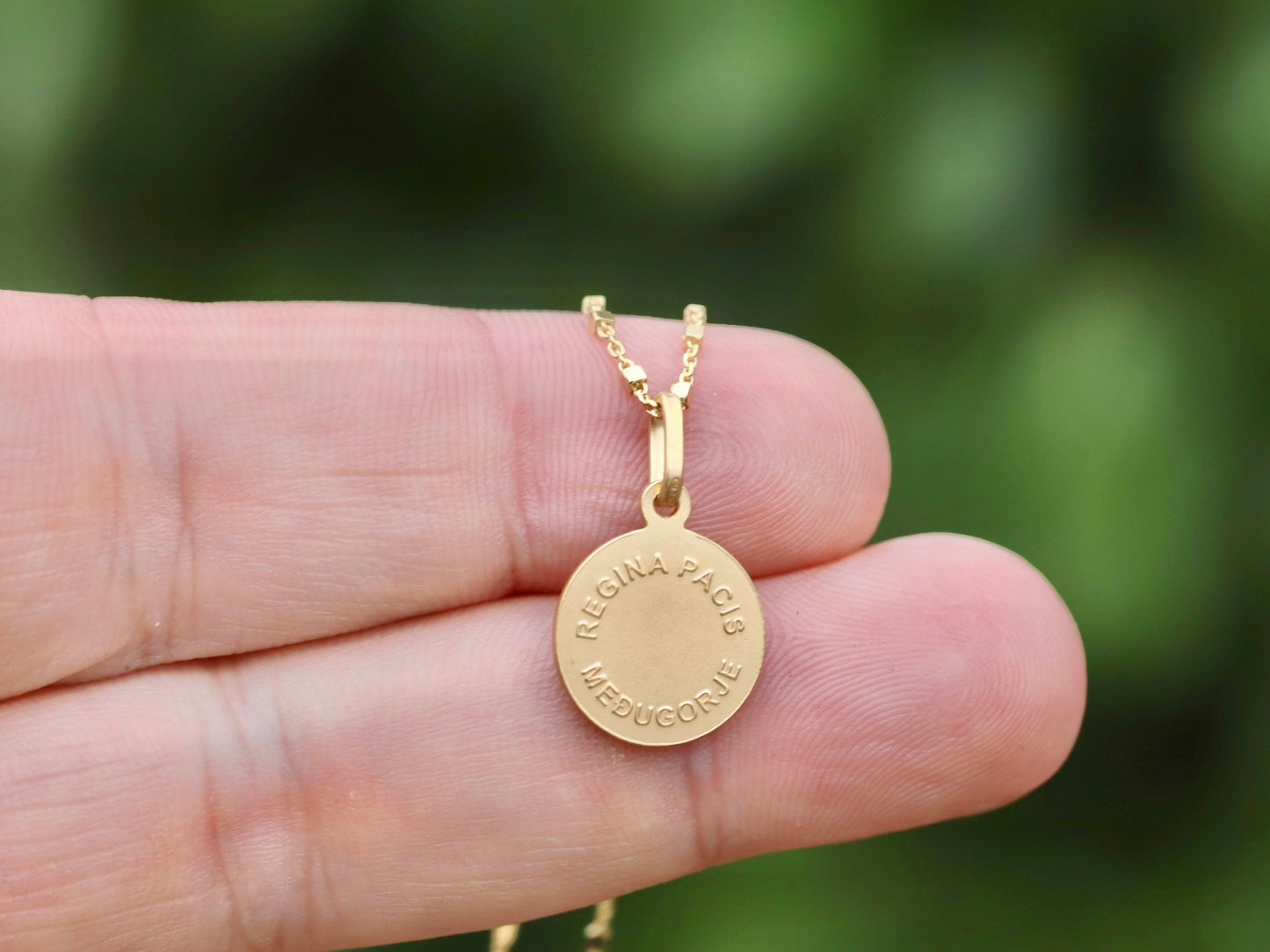 Medalla Virgen María de Medjugorje de plata de ley de 13 mm, medalla pequeña redonda Reina de la Paz chapada en oro de 18 kt para mujer