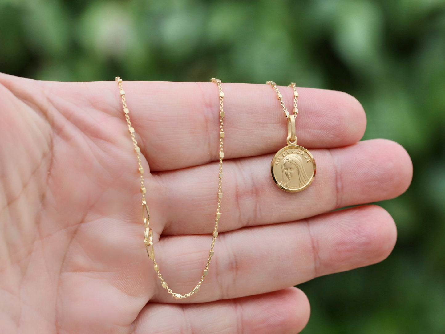 Medalla Virgen María de Medjugorje de plata de ley de 13 mm, medalla pequeña redonda Reina de la Paz chapada en oro de 18 kt para mujer