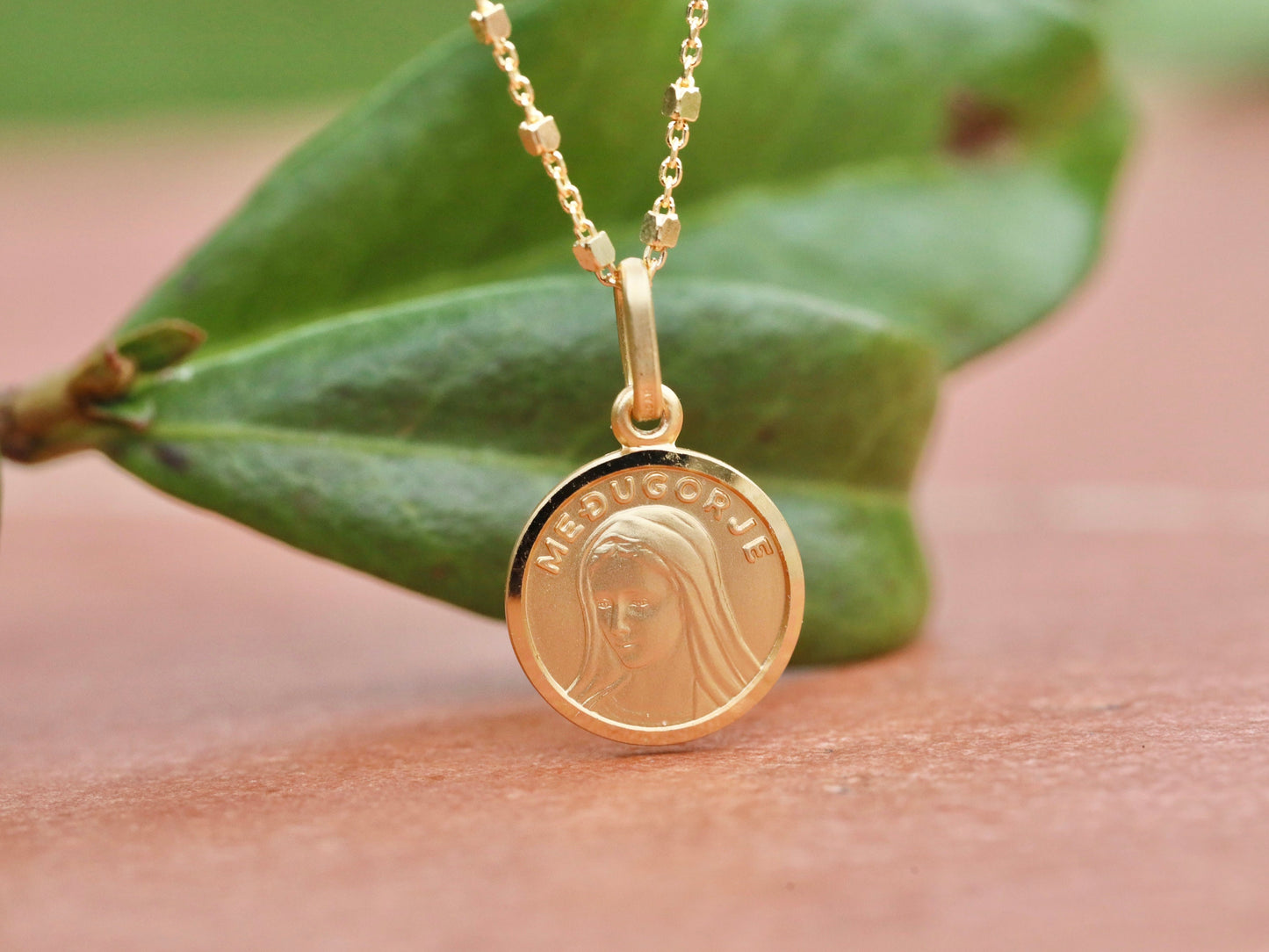 Medalla Virgen María de Medjugorje de plata de ley de 13 mm, medalla pequeña redonda Reina de la Paz chapada en oro de 18 kt para mujer