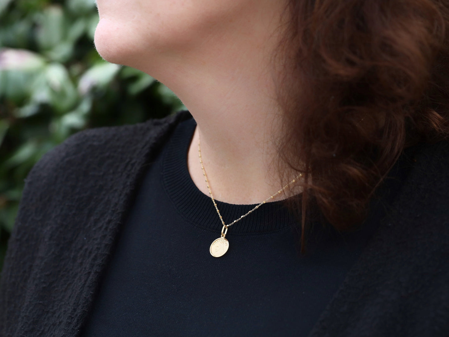 Medalla Virgen María de Medjugorje de plata de ley de 13 mm, medalla pequeña redonda Reina de la Paz chapada en oro de 18 kt para mujer
