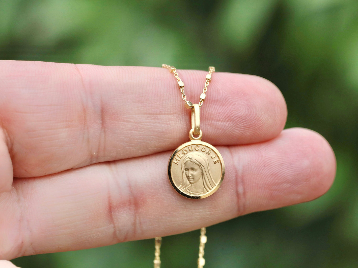 Medalla Virgen María de Medjugorje de plata de ley de 13 mm, medalla pequeña redonda Reina de la Paz chapada en oro de 18 kt para mujer