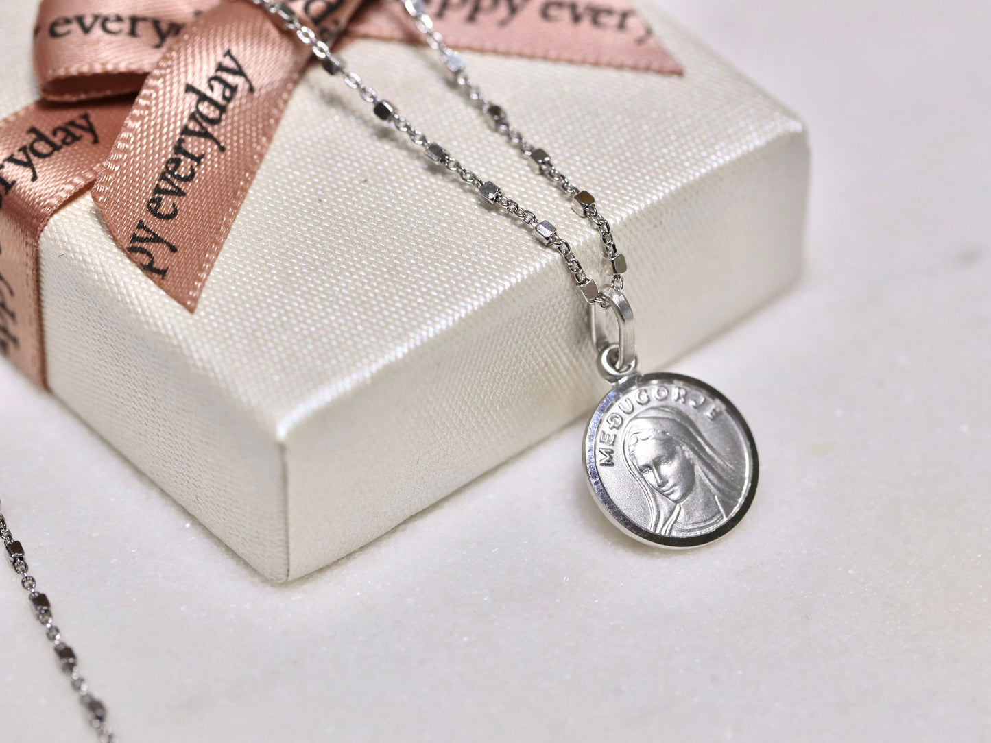 Colgante redondo de Nuestra Señora de Medjugorje, plata de ley 925 medalla Reina de la Paz, medalla acuñada de Nuestra Señora