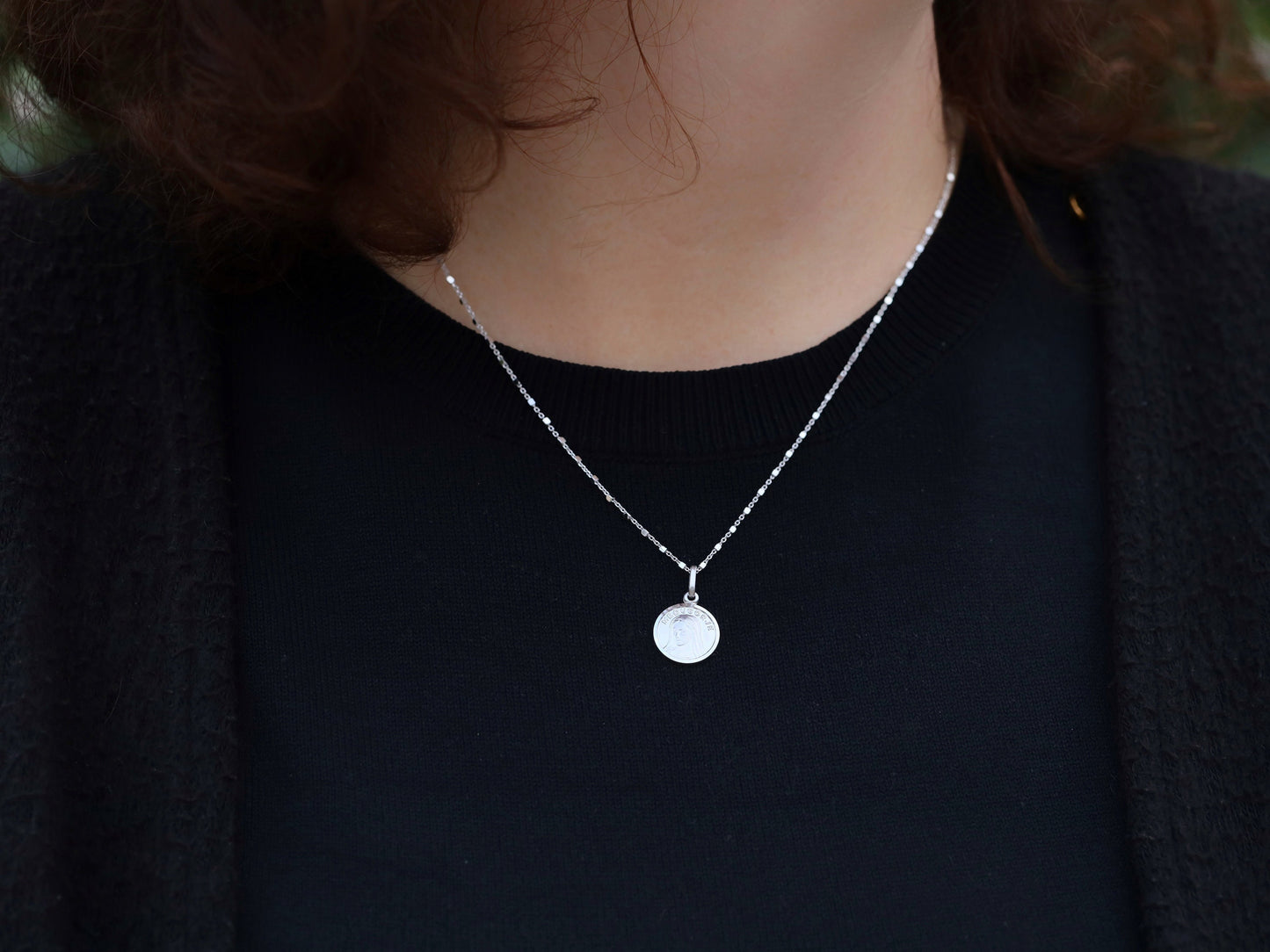 Colgante redondo de Nuestra Señora de Medjugorje, plata de ley 925 medalla Reina de la Paz, medalla acuñada de Nuestra Señora