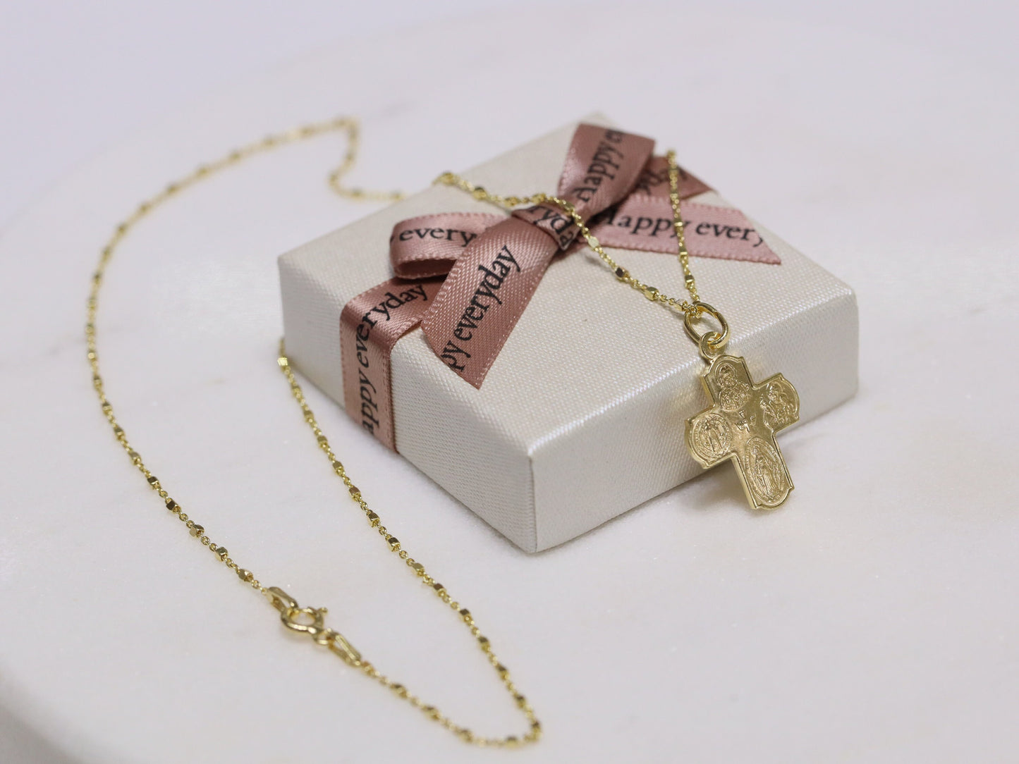 Colgante de cruz de 4 vías en miniatura chapado en oro de 18 kt - Espíritu Santo de plata de ley y escapulario de San Benito - Ideal para mujeres católicas - 21x17 mm