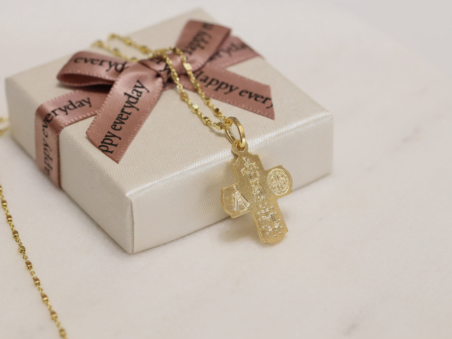 Colgante de cruz de 4 vías en miniatura chapado en oro de 18 kt - Espíritu Santo de plata de ley y escapulario de San Benito - Ideal para mujeres católicas - 21x17 mm