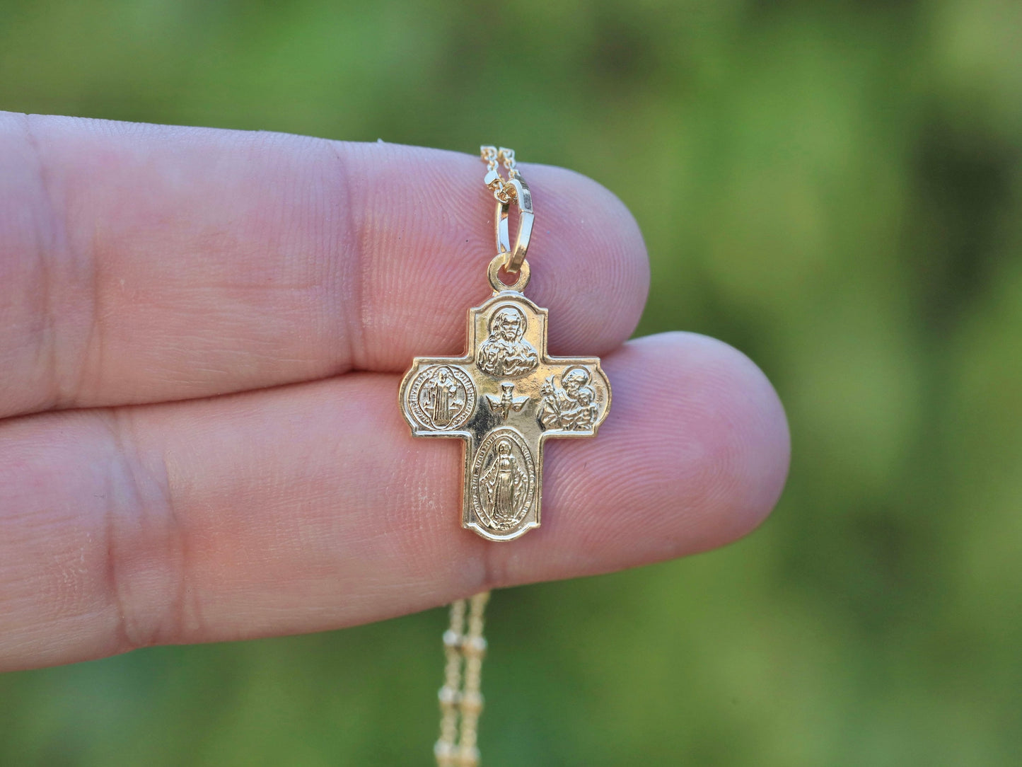 Colgante de cruz de 4 vías en miniatura chapado en oro de 18 kt - Espíritu Santo de plata de ley y escapulario de San Benito - Ideal para mujeres católicas - 21x17 mm