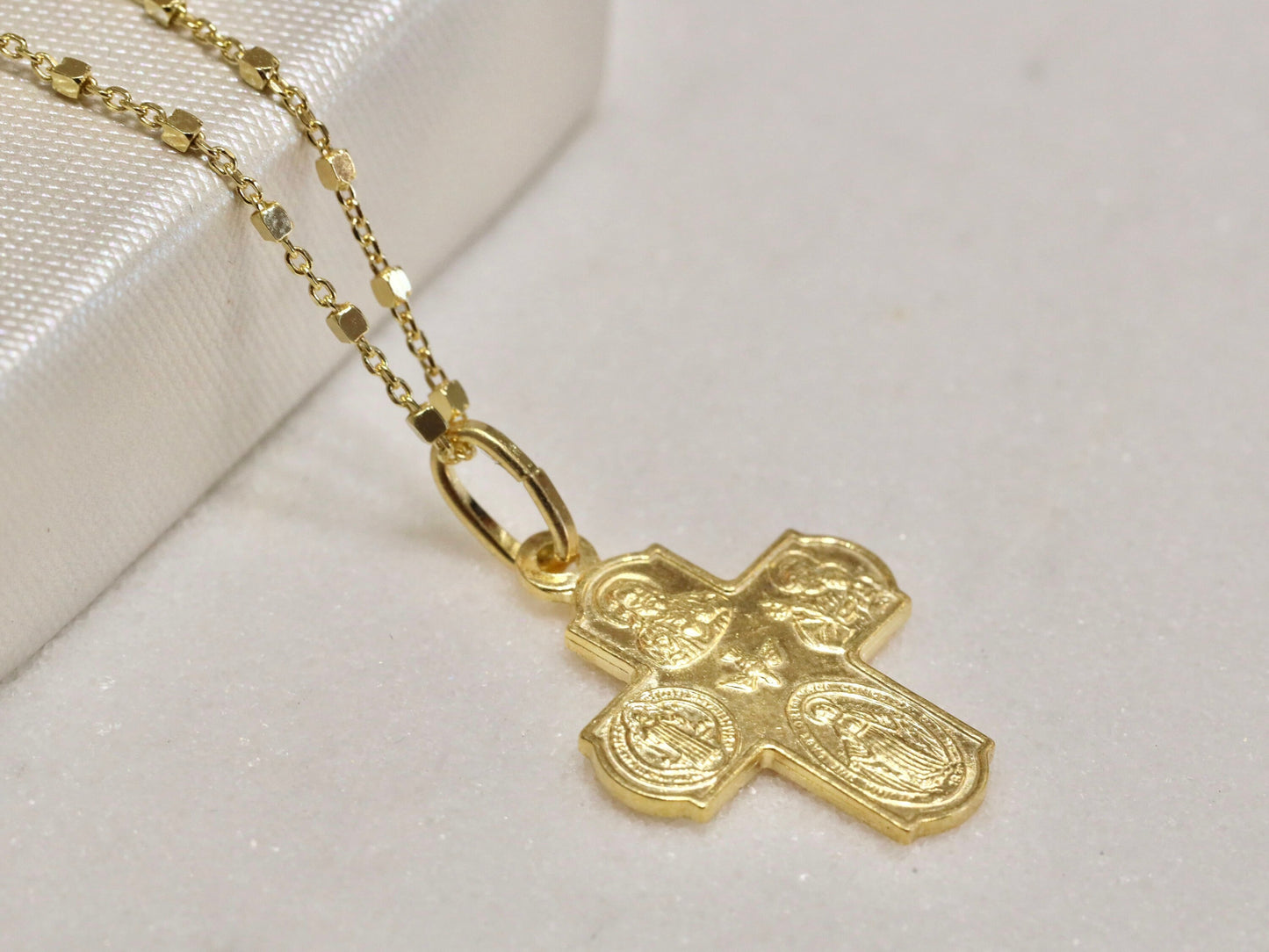 Colgante de cruz de 4 vías en miniatura chapado en oro de 18 kt - Espíritu Santo de plata de ley y escapulario de San Benito - Ideal para mujeres católicas - 21x17 mm