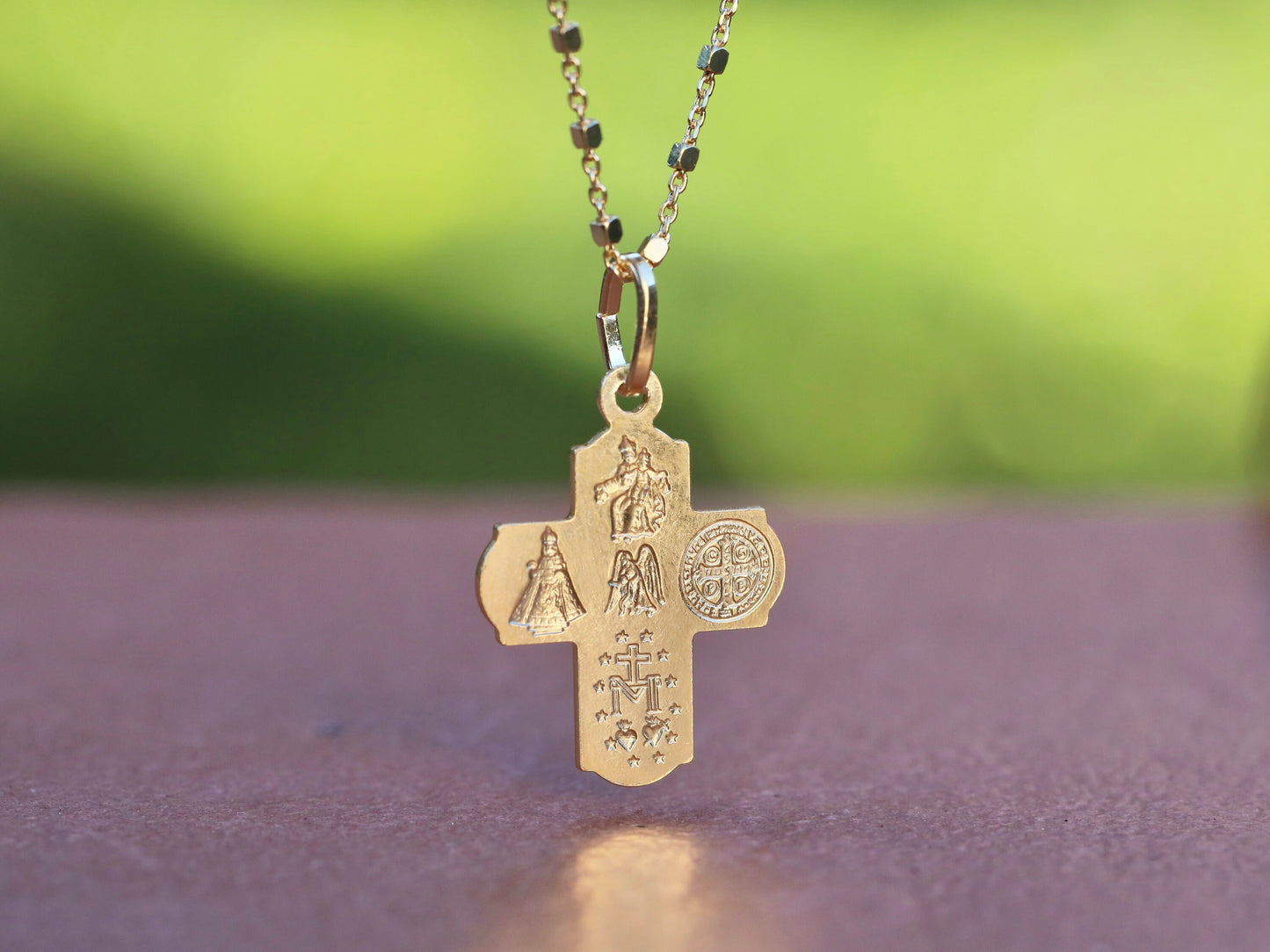Colgante de cruz de 4 vías en miniatura chapado en oro de 18 kt - Espíritu Santo de plata de ley y escapulario de San Benito - Ideal para mujeres católicas - 21x17 mm