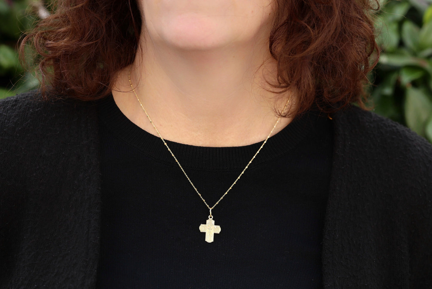 Colgante de cruz de 4 vías en miniatura chapado en oro de 18 kt - Espíritu Santo de plata de ley y escapulario de San Benito - Ideal para mujeres católicas - 21x17 mm