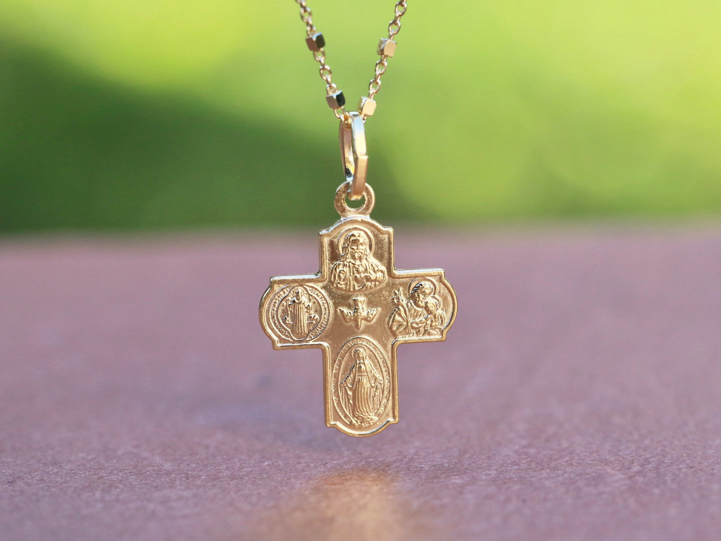 Colgante de cruz de 4 vías en miniatura chapado en oro de 18 kt - Espíritu Santo de plata de ley y escapulario de San Benito - Ideal para mujeres católicas - 21x17 mm