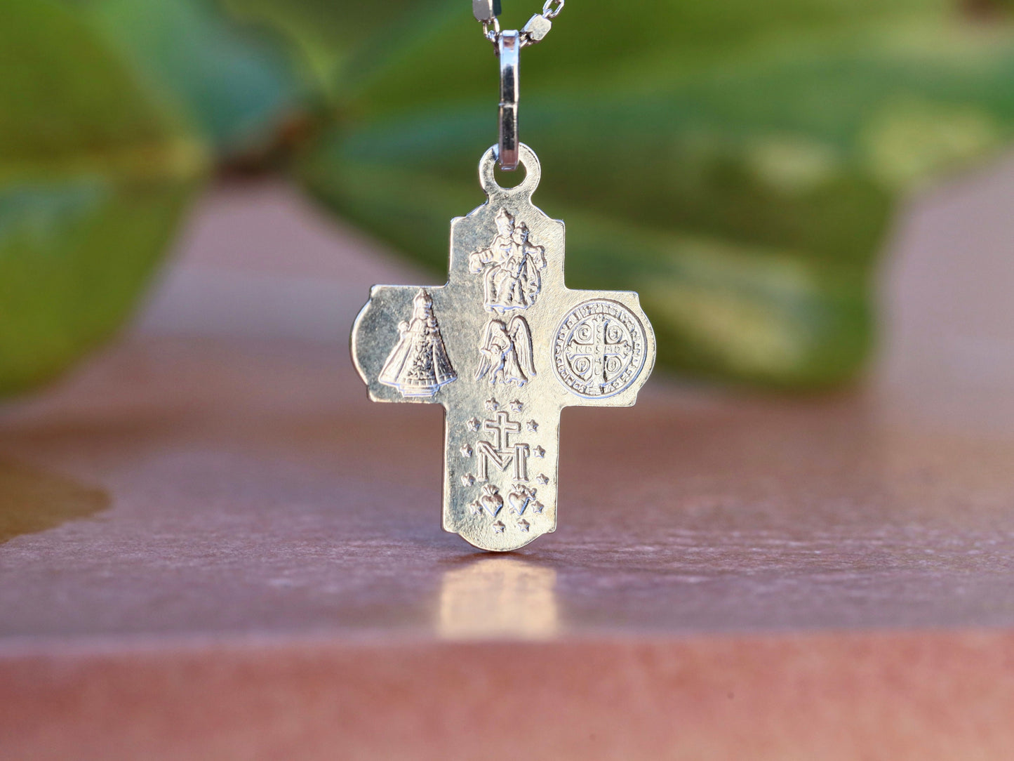 Colgante de cruz en miniatura de 4 vías - Espíritu Santo de plata de ley y escapulario de San Benito - Ideal para mujeres católicas - Cruz lateral comprada de 21x17 mm