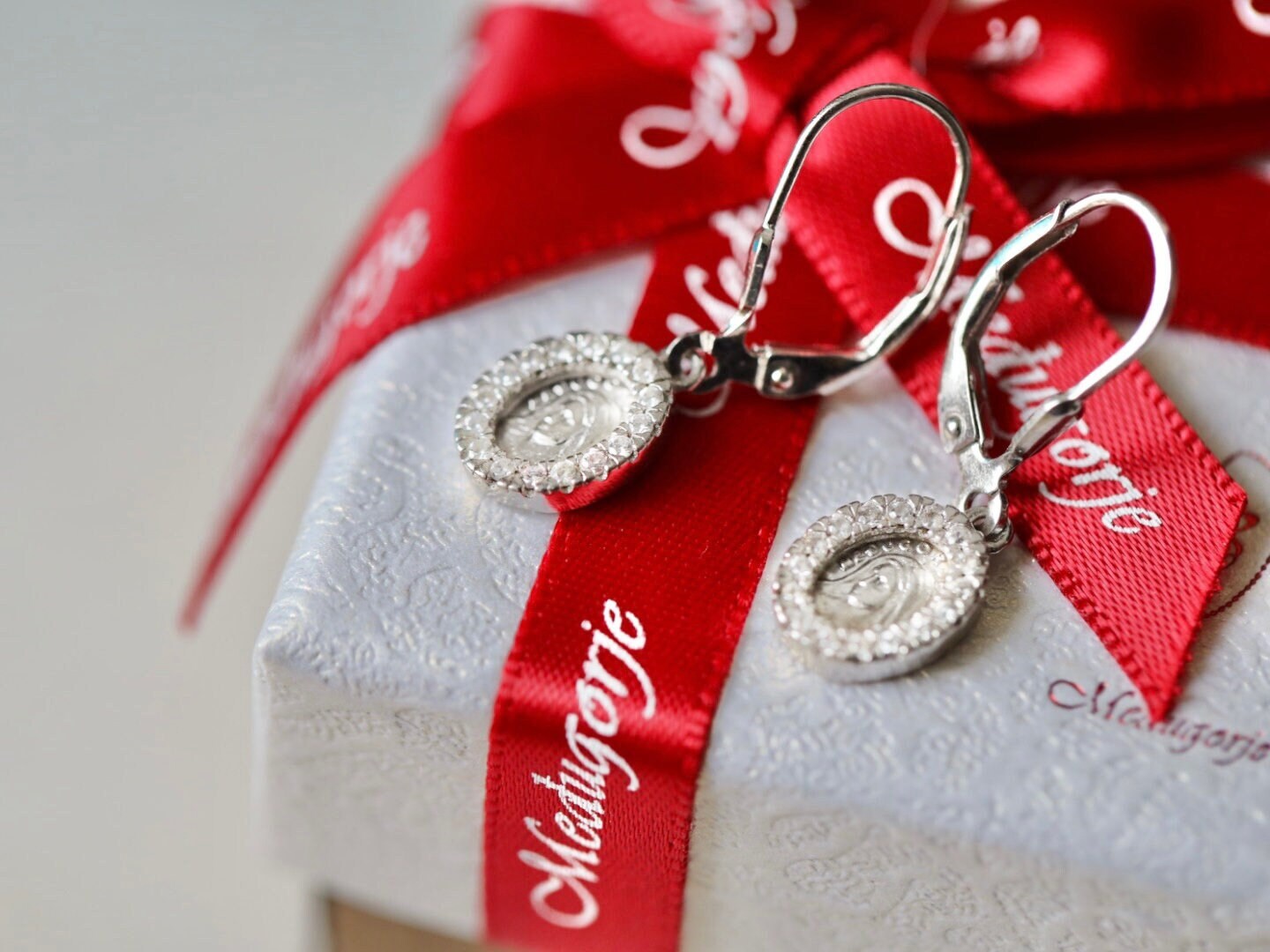 Pendientes Medjugorje, pendientes Reina de la Paz, pendientes Virgen María plata de ley 925, pendientes en miniatura para mujer, minimalistas