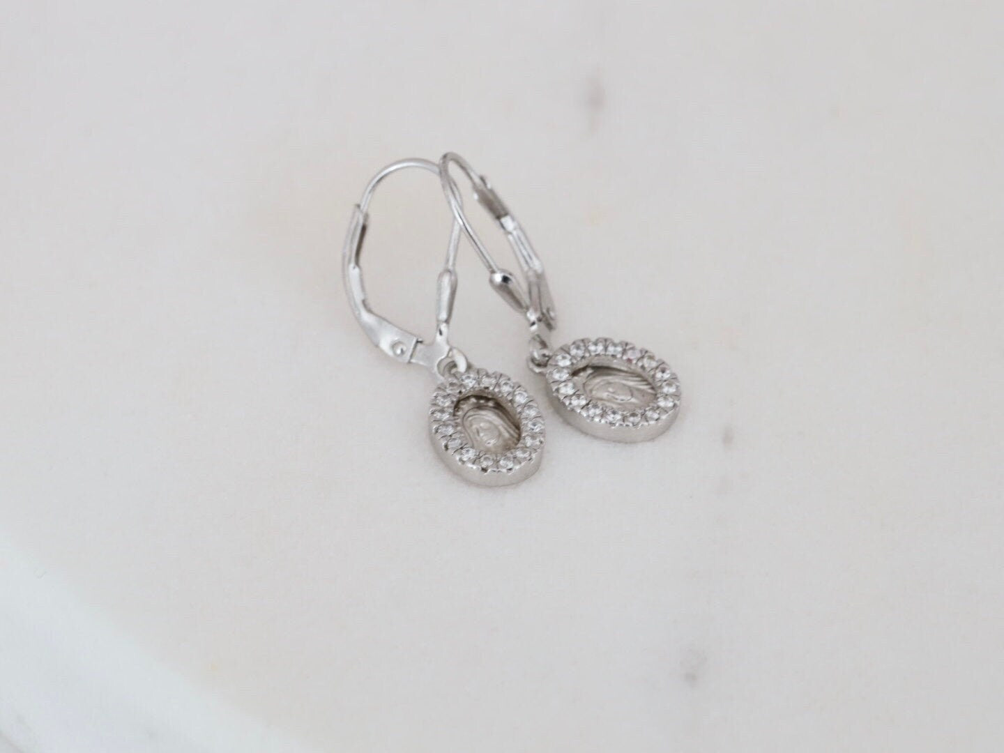 Pendientes Medjugorje, pendientes Reina de la Paz, pendientes Virgen María plata de ley 925, pendientes en miniatura para mujer, minimalistas