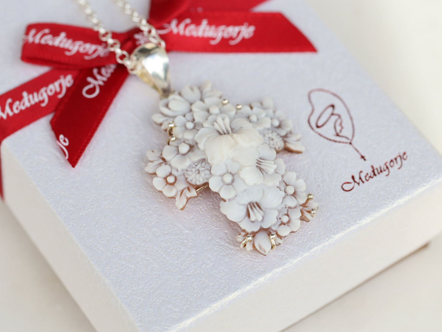 Colgante de cruz de cameo, colgante de cruz con rosas, colgante de cruz floral, collar de cameo italiano, camafeo de plata de ley, cruz de cameo de concha hecha a mano