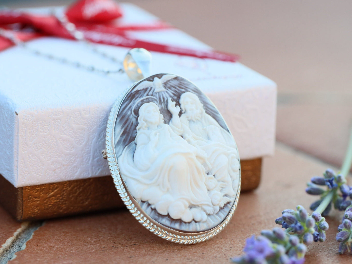 Medalla de la Santísima Trinidad, Padre Hijo y Espíritu Santo, medalla de cameo, medalla de cameo de concha, telar de cabello único para mujeres, regalo católico para aniversario