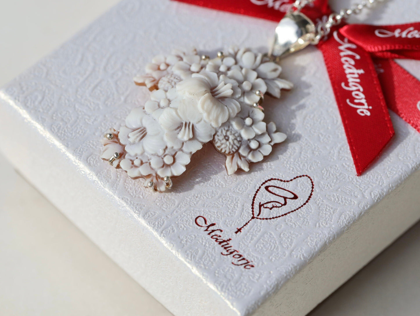 Colgante de cruz de cameo, colgante de cruz con rosas, colgante de cruz floral, collar de cameo italiano, camafeo de plata de ley, cruz de cameo de concha hecha a mano